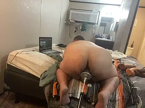 Snapshot of bigdaddy90337 chatting on February 22, 12:16 am bigdaddy90337 online show from February 22, 12:16 am