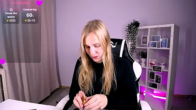 Snapshot of VeronicaAndersen chatting on October 10, 2:54 am VeronicaAndersen online show from October 10, 2:54 am