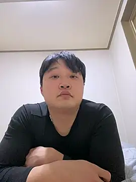 Snapshot of offwhite777 chatting on February 9, 2:18 pm offwhite777 online show from February 9, 2:18 pm