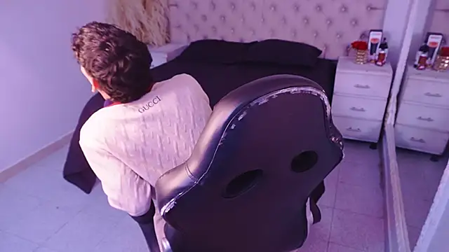 JhoanLeandro online show from April 17, 7:33 am