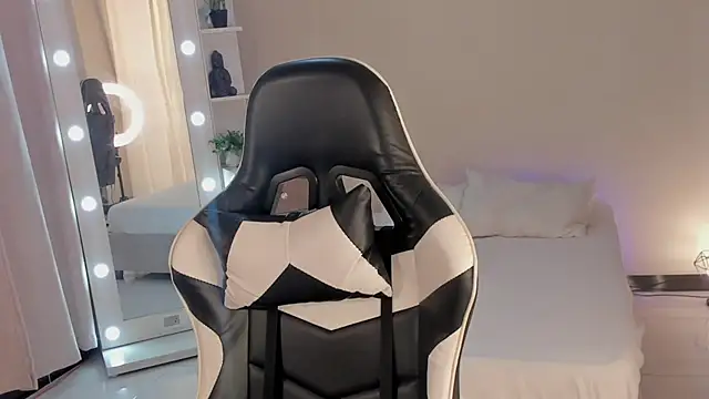 leahaltomm online show from March 21, 6:18 pm