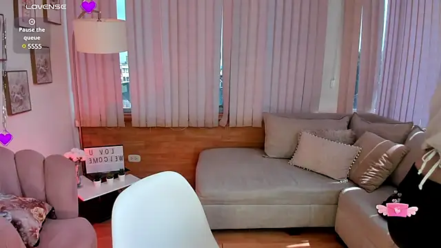 Daphne chers online show from February 15, 3:39 pm