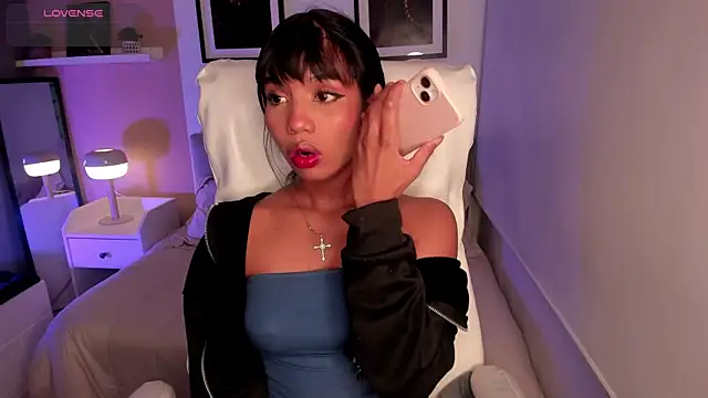 Gigi Strawberry online show from October 24, 5:15 am