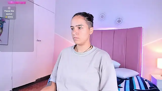 Liiam smith  online show from October 17, 1:25 pm