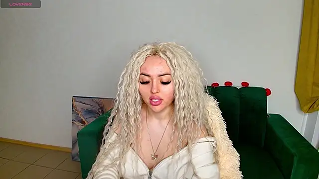 Snapshot of MissisCaty chatting on February 11, 11:12 pm MissisCaty online show from February 11, 11:12 pm