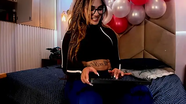 Snapshot of AzunaStar chatting on February 16, 11:45 pm AzunaStar online show from February 16, 11:45 pm