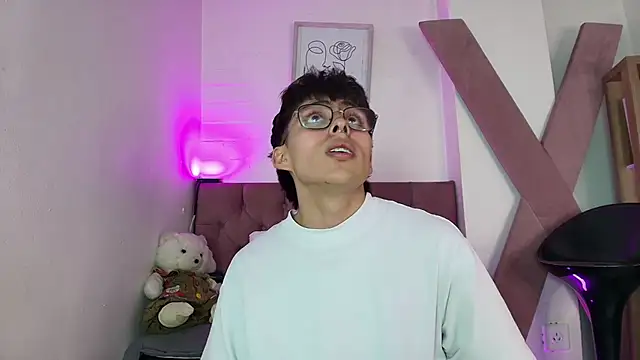 Snapshot of PepperTwink chatting on November 18, 4:44 pm PepperTwink online show from November 18, 4:44 pm