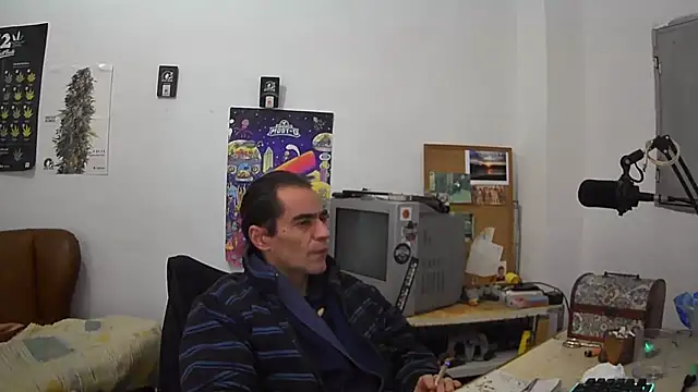 Snapshot of ReyDeBotones chatting on February 1, 4:14 am ReyDeBotones online show from February 1, 4:14 am