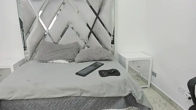 Your Lady Milf online show from February 25, 12:24 pm