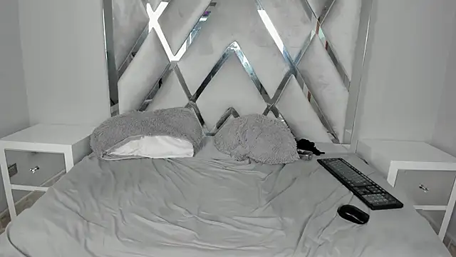 Your Lady Milf online show from March 19, 4:13 pm