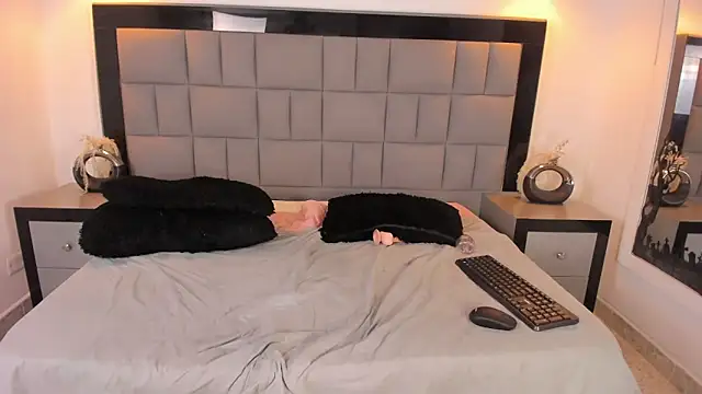 Your Lady Milf online show from March 22, 4:04 pm