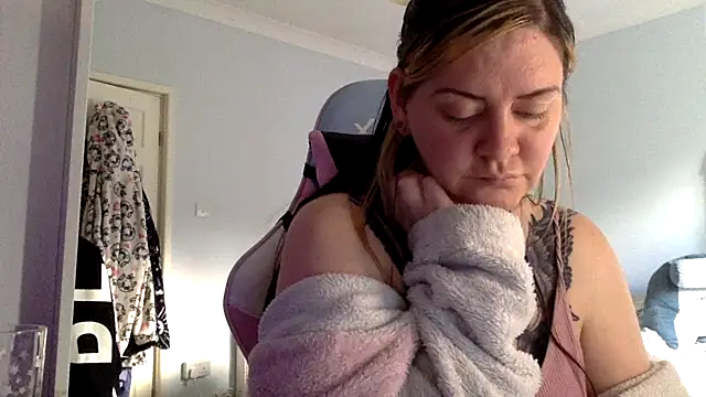 Snapshot of AureliaXOX chatting on February 22, 3:47 pm AureliaXOX online show from February 22, 3:47 pm