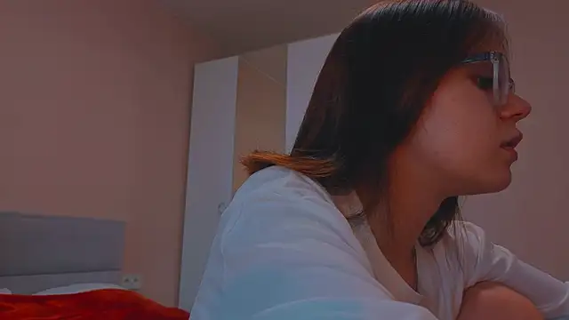 Mia Luw online show from October 1, 8:31 am