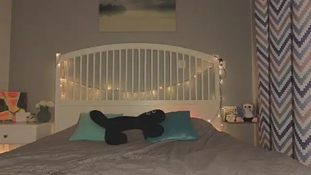 Mia Luw online show from April 4, 7:33 pm