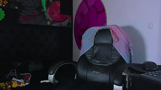 ISAAC CRYSTON online show from October 20, 7:47 pm