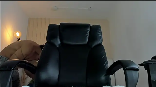 ISAAC CRYSTON online show from November 29, 8:45 pm