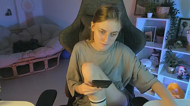 KiraMontoya online show from March 2, 2:10 pm