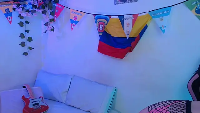 Snapshot of alaia_sweetxxx chatting on July 6, 10:56 pm alaia sweetxxx online show from July 6, 10:56 pm