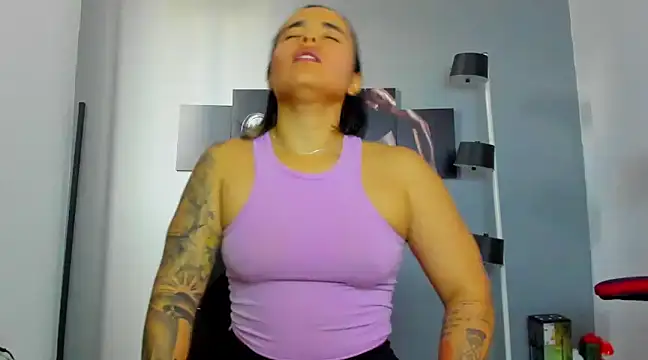 Snapshot of karlyjons12 chatting on February 21, 3:43 pm karlyjons12 online show from February 21, 3:43 pm