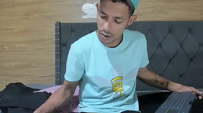 Snapshot of guyeifmaxiro chatting on February 8, 7:59 pm guyeifmaxiro online show from February 8, 7:59 pm