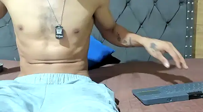 Snapshot of guyeifmaxiro chatting on February 24, 11:52 pm guyeifmaxiro online show from February 24, 11:52 pm