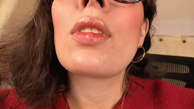 Snapshot of sophia_dumont chatting on April 19, 12:43 am sophia dumont online show from April 19, 12:43 am