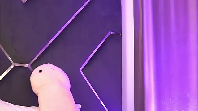 Snapshot of LilaRoses chatting on January 18, 6:28 am LilaRoses online show from January 18, 6:28 am