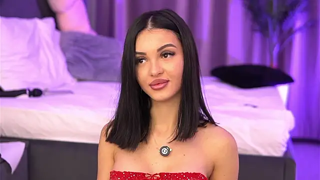 Snapshot of LilaRoses chatting on February 1, 5:28 am LilaRoses online show from February 1, 5:28 am