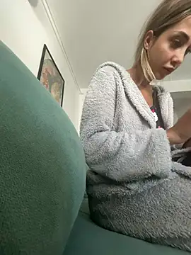 Snapshot of BonyBon29 chatting on April 8, 8:25 am BonyBon29 online show from April 8, 8:25 am