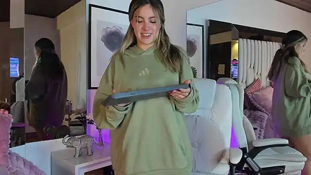 Cloee Rainbow1 online show from March 23, 11:58 am