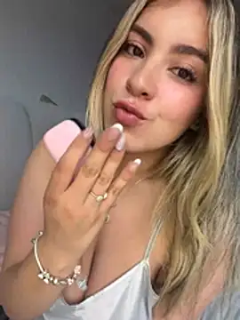 Snapshot of Cloee_Rainbow1 chatting on June 5, 12:33 pm Cloee Rainbow1 online show from June 5, 12:33 pm