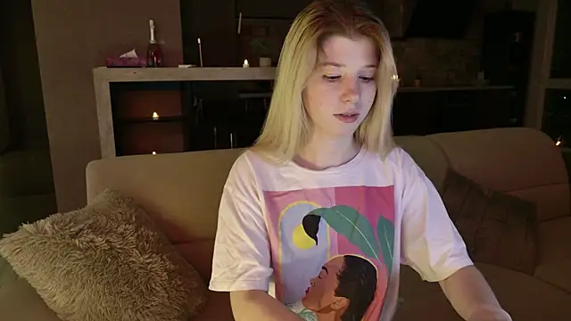 Snapshot of Bella_amory chatting on February 8, 4:14 am Bella amory online show from February 8, 4:14 am