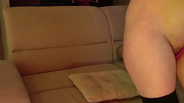 Snapshot of Bella_amory chatting on February 22, 4:18 am Bella amory online show from February 22, 4:18 am