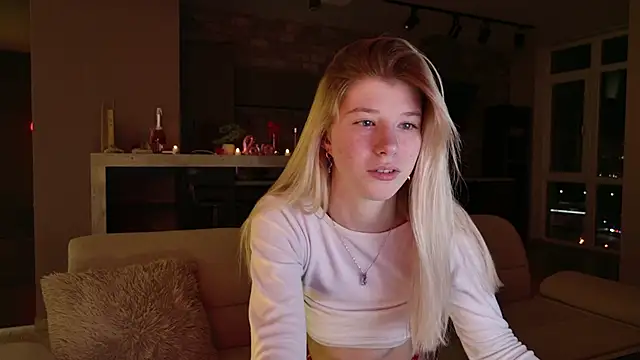 Snapshot of Bella_amory chatting on February 24, 7:19 pm Bella amory online show from February 24, 7:19 pm