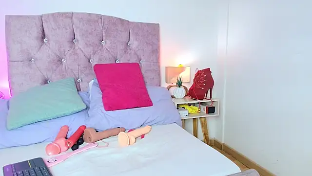 Skye Moore online show from February 1, 4:16 pm