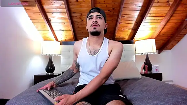 Snapshot of Sebastian_Berne chatting on November 16, 6:57 pm Sebastian Berne online show from November 16, 6:57 pm