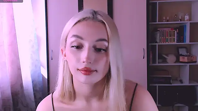 Snapshot of beauty_blonde chatting on March 3, 9:33 am beauty blonde online show from March 3, 9:33 am