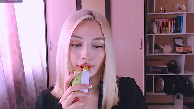 Snapshot of beauty_blonde chatting on March 4, 8:35 am beauty blonde online show from March 4, 8:35 am