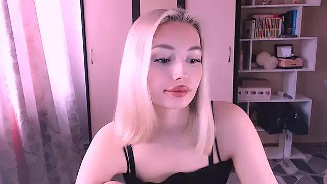 Snapshot of beauty_blonde chatting on March 7, 3:08 am beauty blonde online show from March 7, 3:08 am