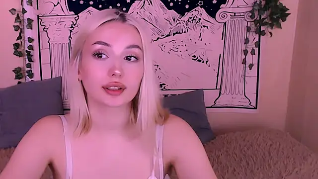 Snapshot of beauty_blonde chatting on March 10, 5:43 am beauty blonde online show from March 10, 5:43 am