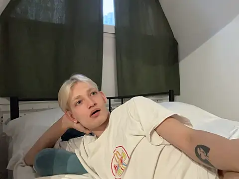 Snapshot of Julian_wins chatting on February 12, 10:46 am Julian wins online show from February 12, 10:46 am