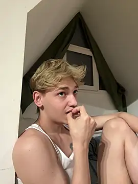 Snapshot of Julian_wins chatting on March 21, 3:02 pm Julian wins online show from March 21, 3:02 pm