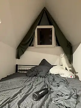 Snapshot of Julian_wins chatting on March 22, 7:42 pm Julian wins online show from March 22, 7:42 pm