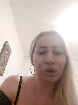 Snapshot of visnjica chatting on February 24, 10:25 pm visnjica online show from February 24, 10:25 pm