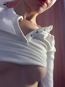 Snapshot of RosieMills chatting on March 10, 4:38 am RosieMills online show from March 10, 4:38 am