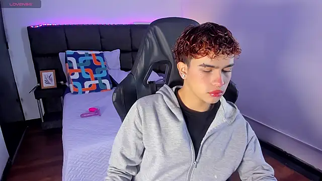 Aiiden 15 online show from December 3, 12:47 pm