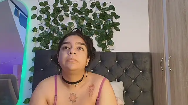 Snapshot of lauravince chatting on June 17, 12:02 am lauravince online show from June 17, 12:02 am