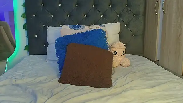 Snapshot of lauravince chatting on July 2, 9:43 pm lauravince online show from July 2, 9:43 pm