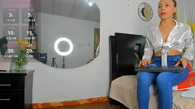 Dakotacarvajal online show from November 12, 4:18 pm