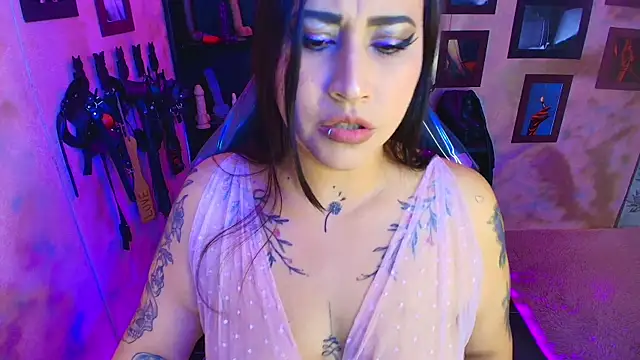 Snapshot of cherryy_bombshelll chatting on February 10, 5:39 pm cherryy bombshelll online show from February 10, 5:39 pm